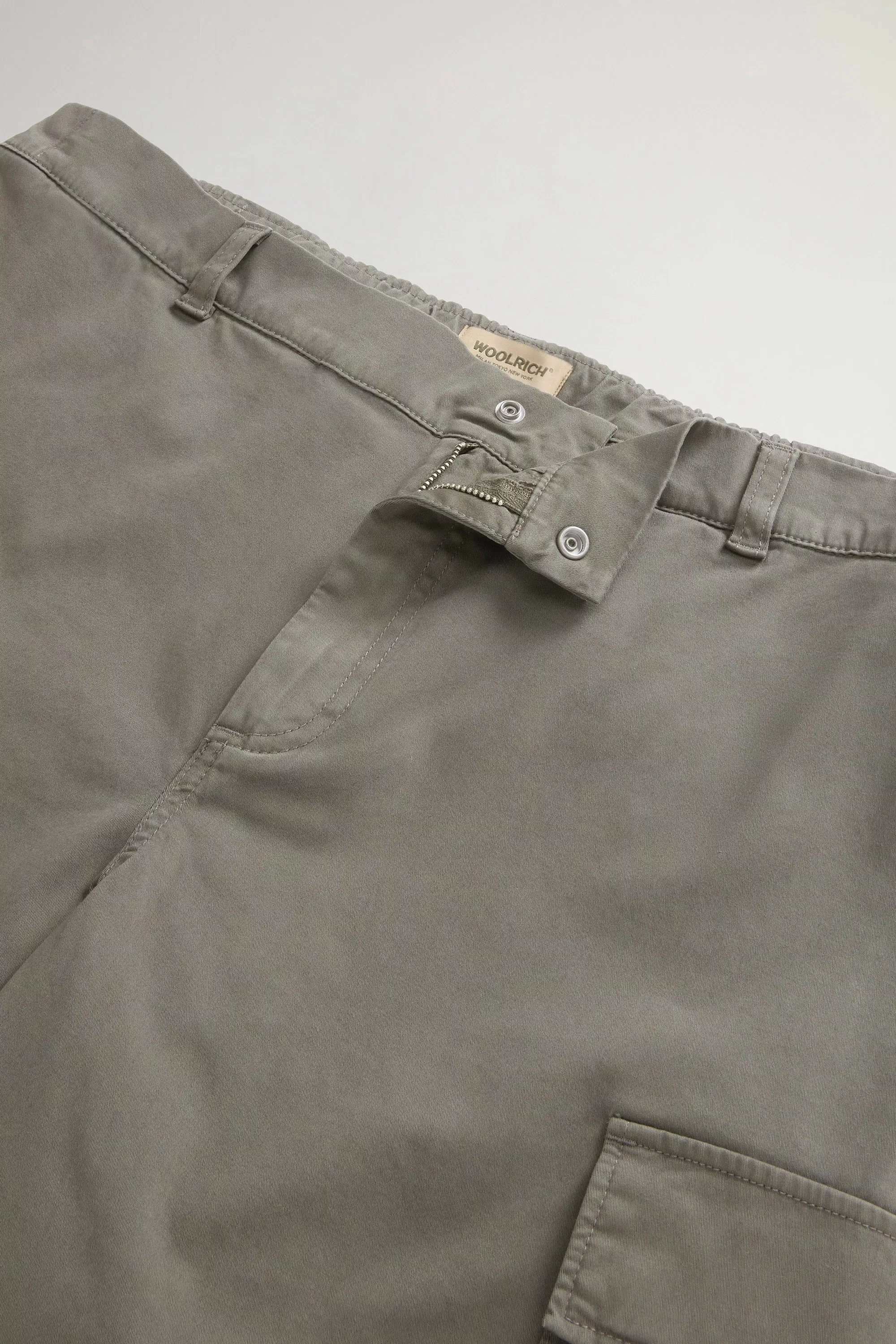 Pantalones cortos de carga teñidos en tejido de sarga de algodón - Oliva humo
