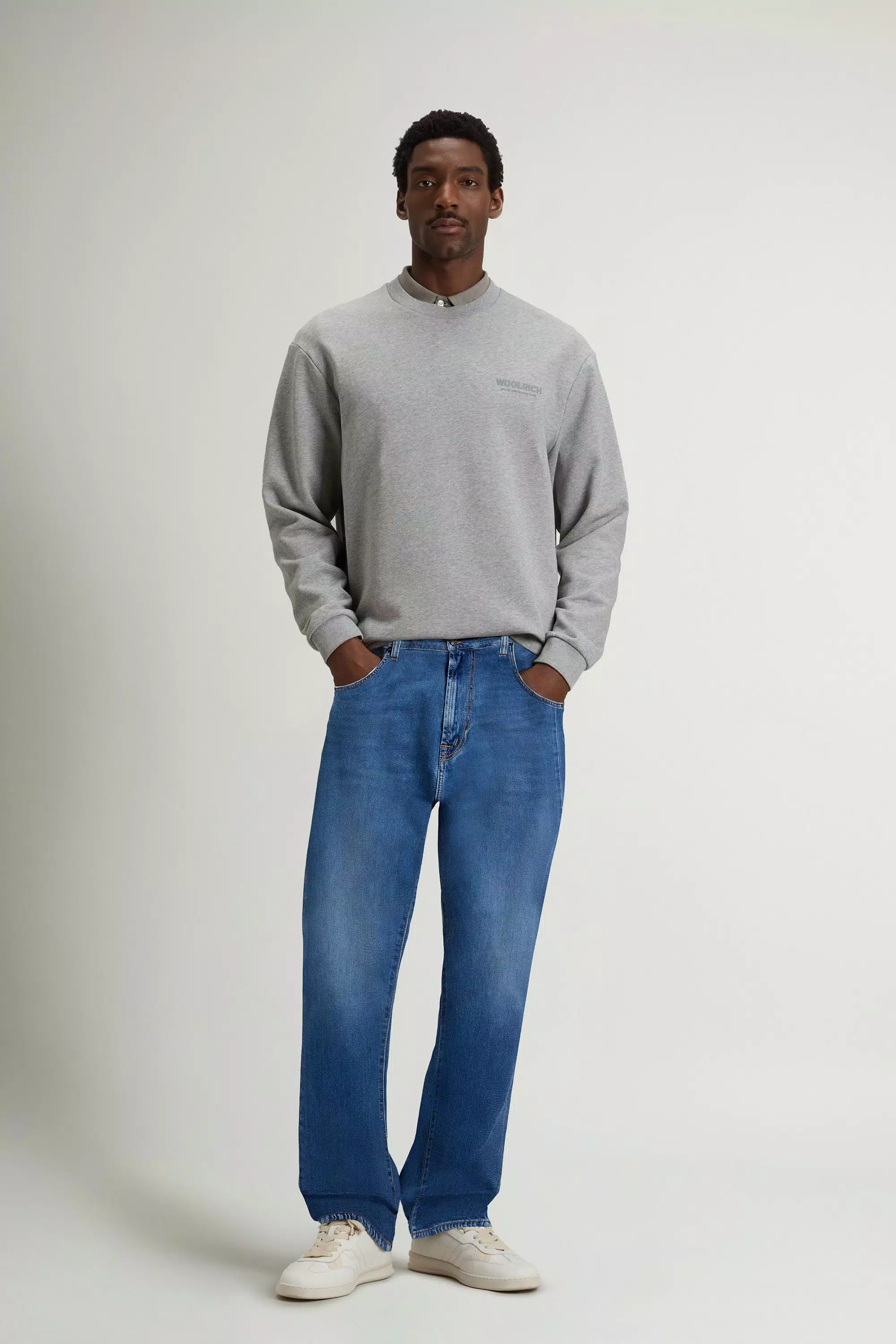 Jeans modernos de cinco bolsillos en denim de algodón elastizado - Lavado piedra