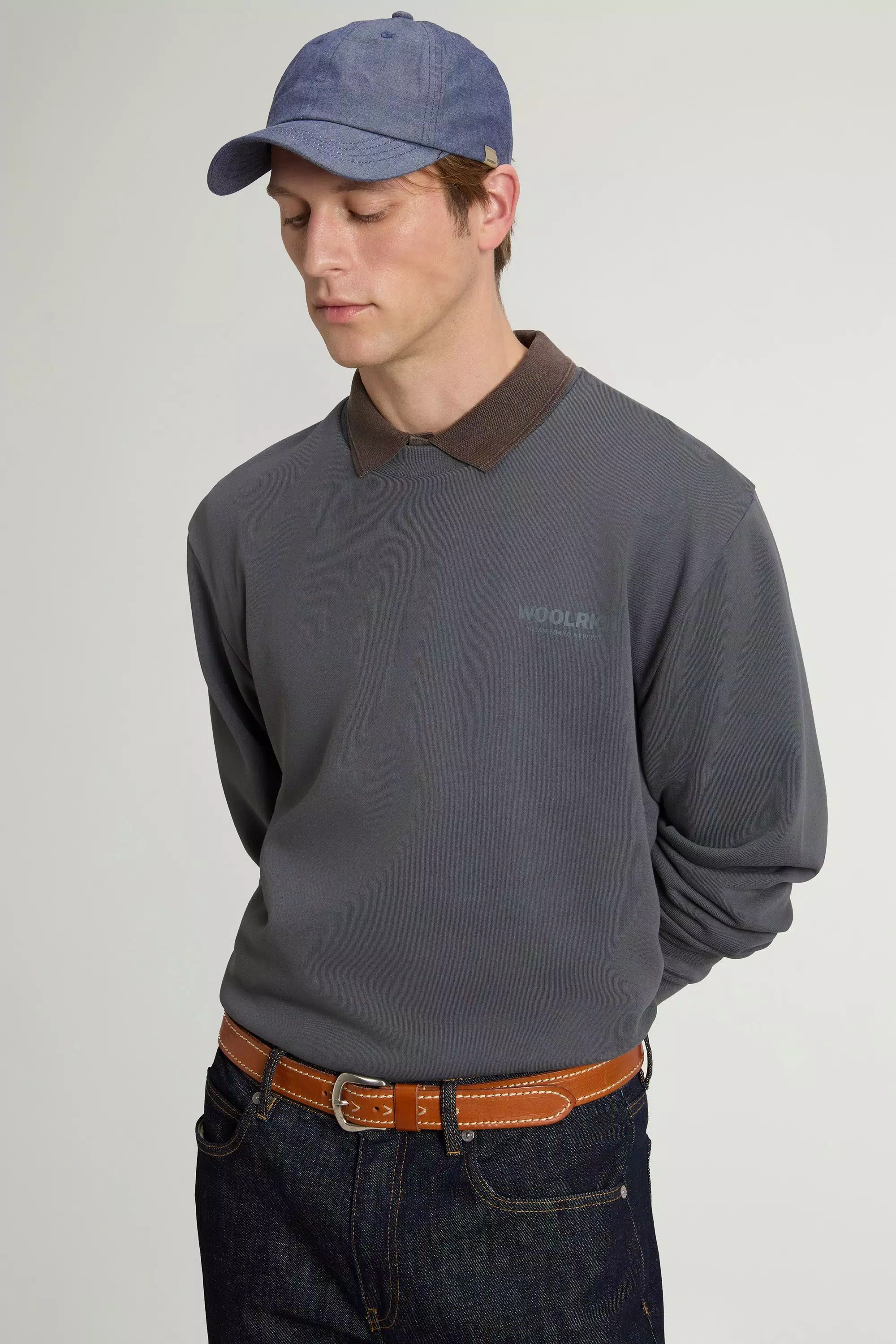 Sudadera con cuello redondo de algodón puro con logo macro en la espalda - Gris sombra
