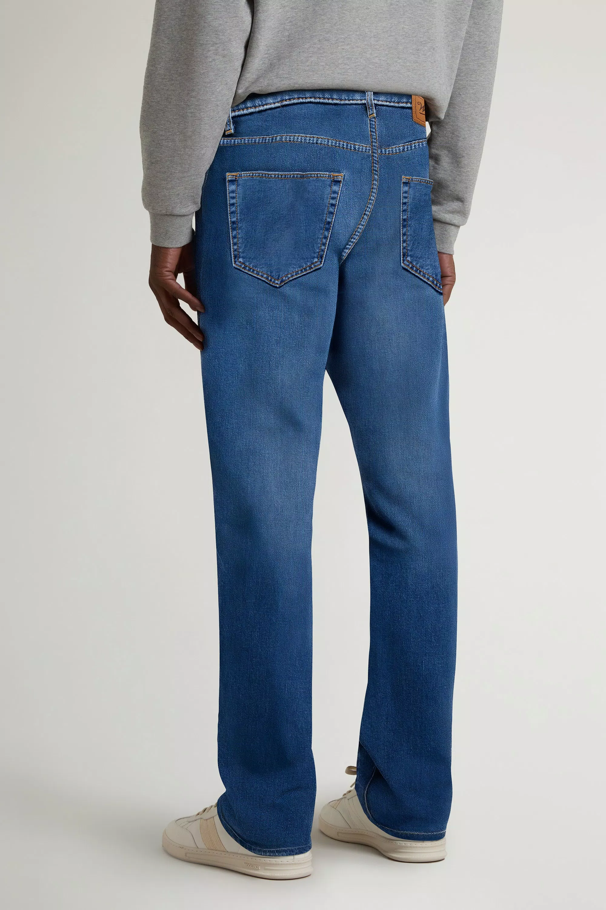 Jeans modernos de cinco bolsillos en denim de algodón elastizado - Lavado piedra